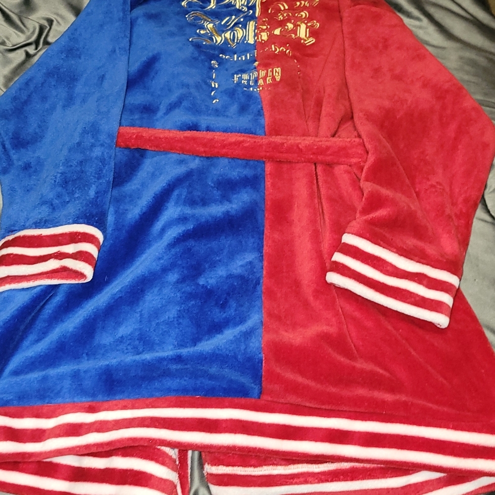 Harley Quinn Robe - Picture 4 of 6